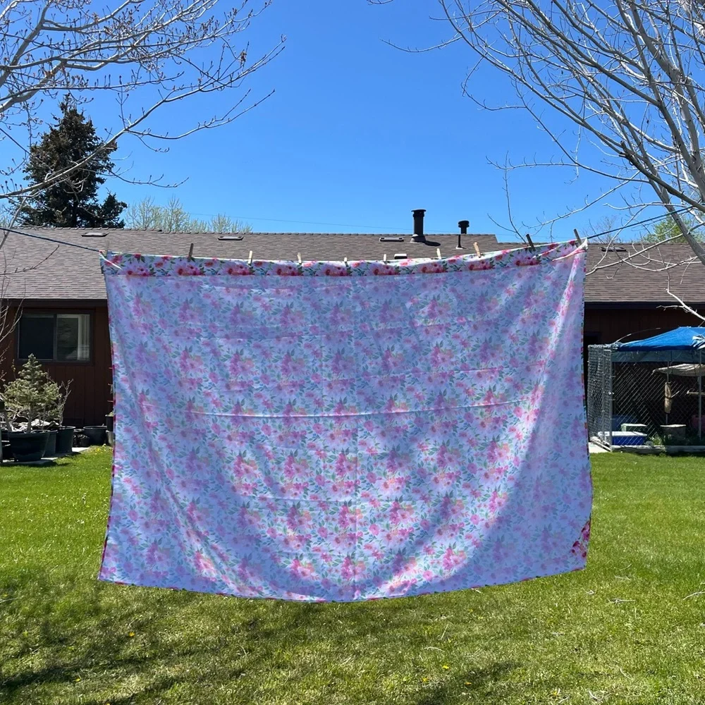 Springtime floral rectanglular table cloth.